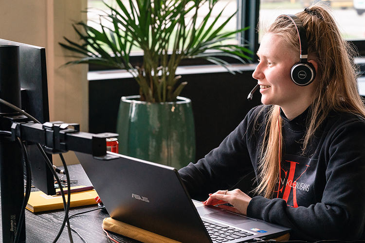 Support medewerker achter computer