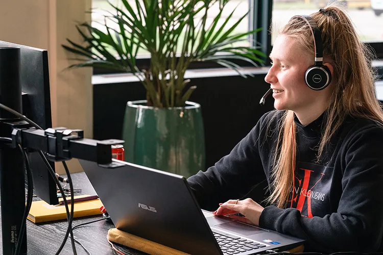Support medewerker achter computer