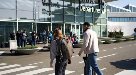 zonsondergang bij vliegtuig op Schiphol